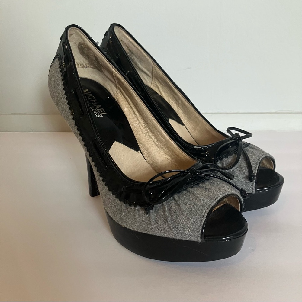 Michael Kors 7.5 Peep Toe Stiletto Platform Pumps Grey Wool Black Patent GUC